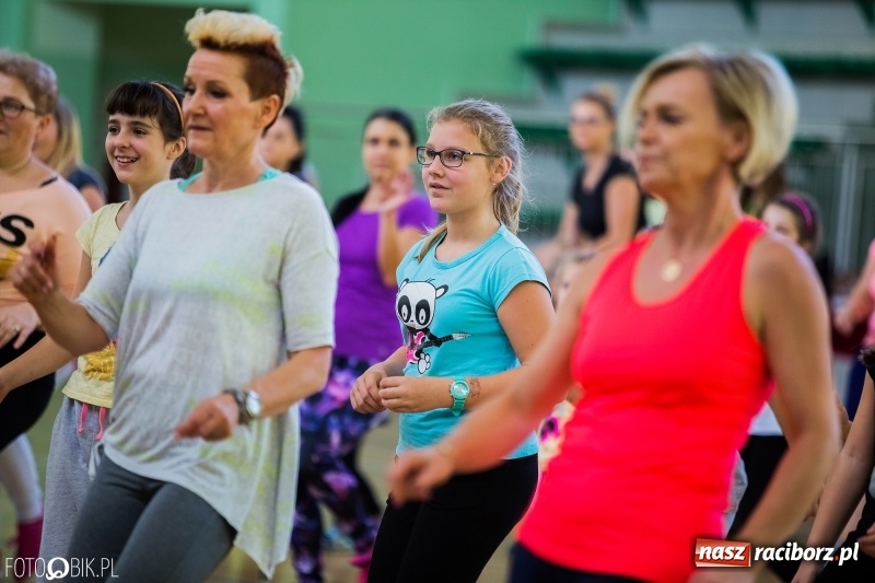 Zdjęcie w galerii na portalu naszraciborz.pl: W Arenie Rafako odbyło się charytatywne latino dance dla Mateuszka. Parkiet był pełny! FOTO i WIDEO wiadomości z regionu