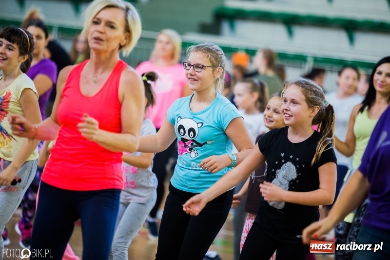 Zdjęcie w galerii na portalu naszraciborz.pl: W Arenie Rafako odbyło się charytatywne latino dance dla Mateuszka. Parkiet był pełny! FOTO i WIDEO wiadomości z regionu