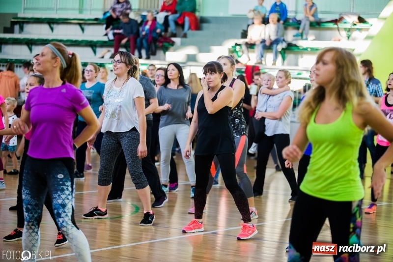 Zdjęcie w galerii na portalu naszraciborz.pl: W Arenie Rafako odbyło się charytatywne latino dance dla Mateuszka. Parkiet był pełny! FOTO i WIDEO wiadomości z regionu