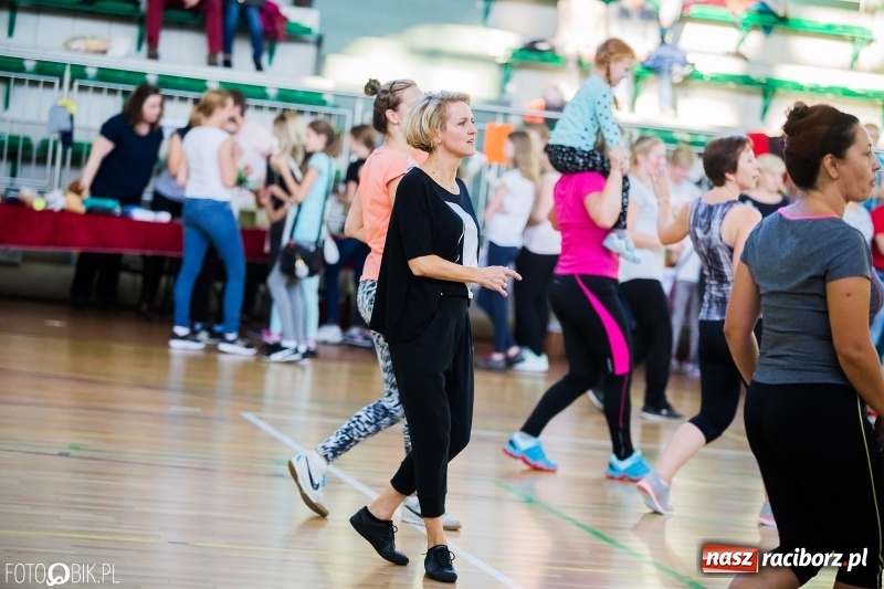 Zdjęcie w galerii na portalu naszraciborz.pl: W Arenie Rafako odbyło się charytatywne latino dance dla Mateuszka. Parkiet był pełny! FOTO i WIDEO wiadomości z regionu