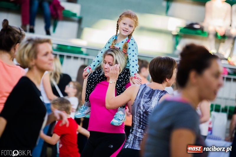 Zdjęcie w galerii na portalu naszraciborz.pl: W Arenie Rafako odbyło się charytatywne latino dance dla Mateuszka. Parkiet był pełny! FOTO i WIDEO wiadomości z regionu