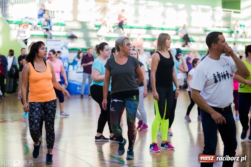 Zdjęcie w galerii na portalu naszraciborz.pl: W Arenie Rafako odbyło się charytatywne latino dance dla Mateuszka. Parkiet był pełny! FOTO i WIDEO wiadomości z regionu