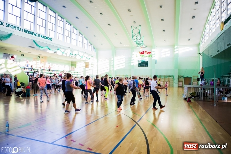 Zdjęcie w galerii na portalu naszraciborz.pl: W Arenie Rafako odbyło się charytatywne latino dance dla Mateuszka. Parkiet był pełny! FOTO i WIDEO wiadomości z regionu