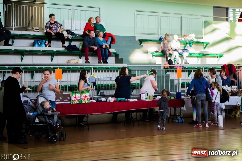 Zdjęcie w galerii na portalu naszraciborz.pl: W Arenie Rafako odbyło się charytatywne latino dance dla Mateuszka. Parkiet był pełny! FOTO i WIDEO wiadomości z regionu