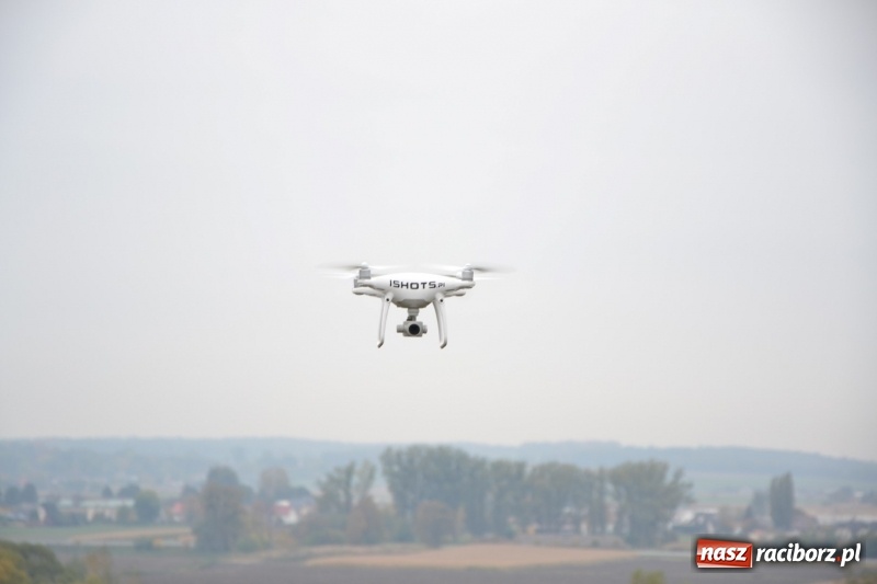 Zdjęcie w galerii na portalu naszraciborz.pl: W Chałupkach oddano do użytku wieżę widokową. Ma ponad 27 metrów wysokości  wiadomości z regionu