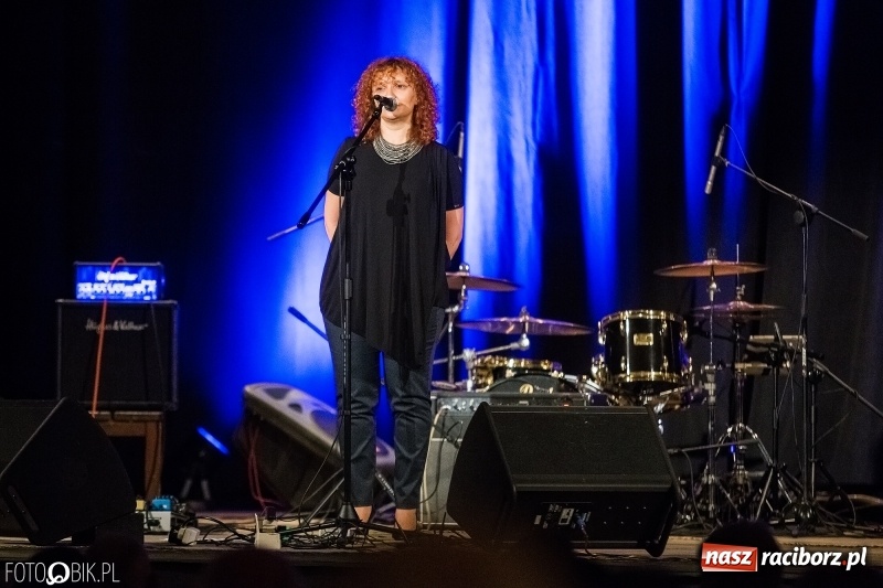 Zdjęcie w galerii na portalu naszraciborz.pl: Vanesa Harbek Band na scenie DK Strzecha wiadomości z regionu