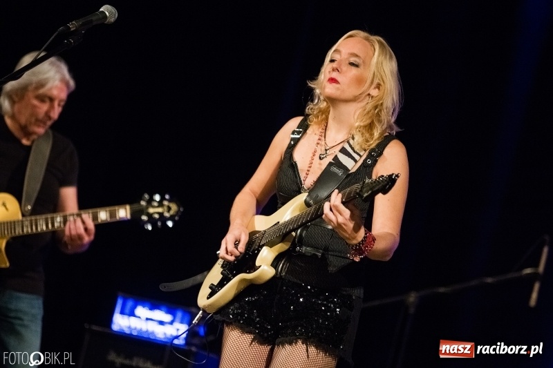 Zdjęcie w galerii na portalu naszraciborz.pl: Vanesa Harbek Band na scenie DK Strzecha wiadomości z regionu