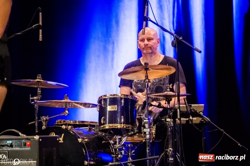 Zdjęcie w galerii na portalu naszraciborz.pl: Vanesa Harbek Band na scenie DK Strzecha wiadomości z regionu
