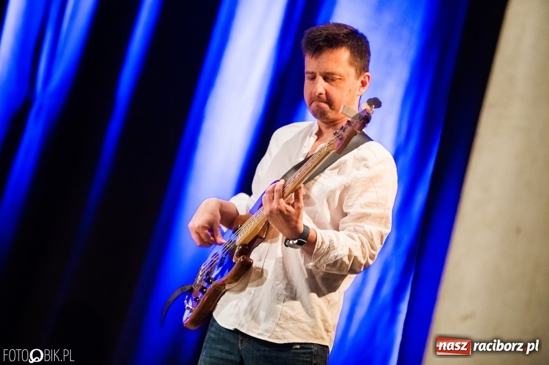 Zdjęcie w galerii na portalu naszraciborz.pl: Vanesa Harbek Band na scenie DK Strzecha wiadomości z regionu