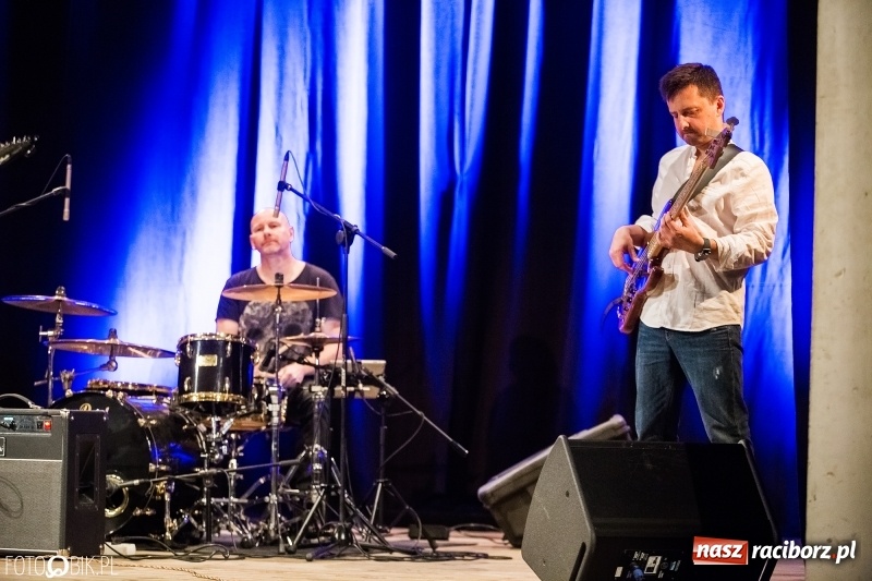 Zdjęcie w galerii na portalu naszraciborz.pl: Vanesa Harbek Band na scenie DK Strzecha wiadomości z regionu