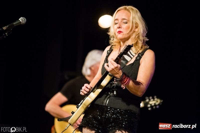 Zdjęcie w galerii na portalu naszraciborz.pl: Vanesa Harbek Band na scenie DK Strzecha wiadomości z regionu