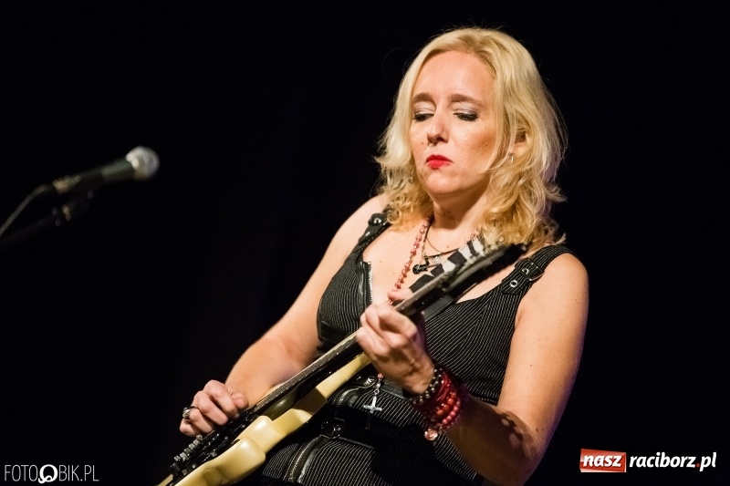 Zdjęcie w galerii na portalu naszraciborz.pl: Vanesa Harbek Band na scenie DK Strzecha wiadomości z regionu