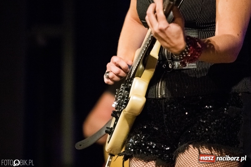 Zdjęcie w galerii na portalu naszraciborz.pl: Vanesa Harbek Band na scenie DK Strzecha wiadomości z regionu