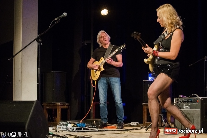 Zdjęcie w galerii na portalu naszraciborz.pl: Vanesa Harbek Band na scenie DK Strzecha wiadomości z regionu