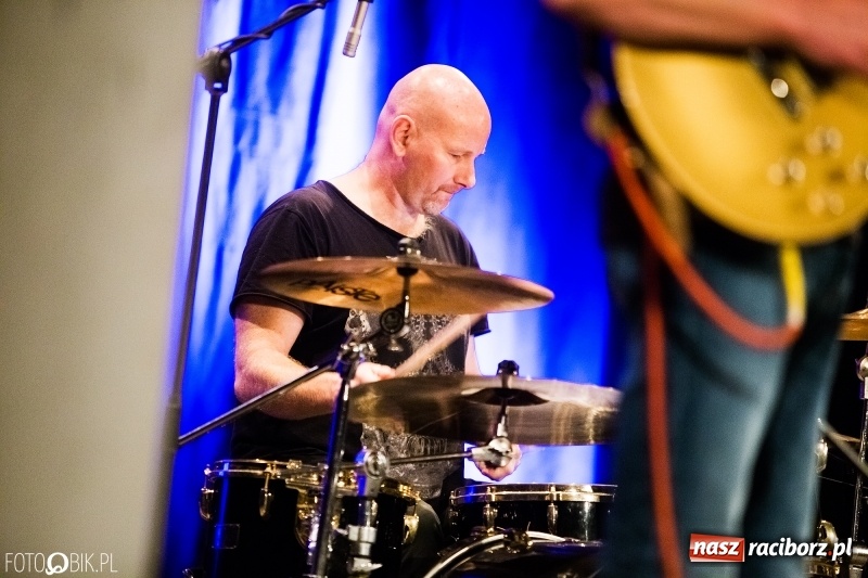 Zdjęcie w galerii na portalu naszraciborz.pl: Vanesa Harbek Band na scenie DK Strzecha wiadomości z regionu