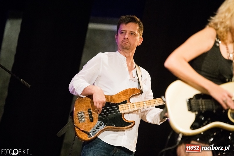 Zdjęcie w galerii na portalu naszraciborz.pl: Vanesa Harbek Band na scenie DK Strzecha wiadomości z regionu