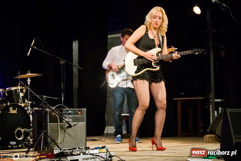 Zdjęcie w galerii na portalu naszraciborz.pl: Vanesa Harbek Band na scenie DK Strzecha wiadomości z regionu