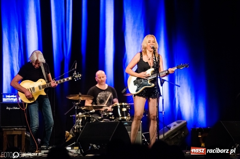 Zdjęcie w galerii na portalu naszraciborz.pl: Vanesa Harbek Band na scenie DK Strzecha wiadomości z regionu