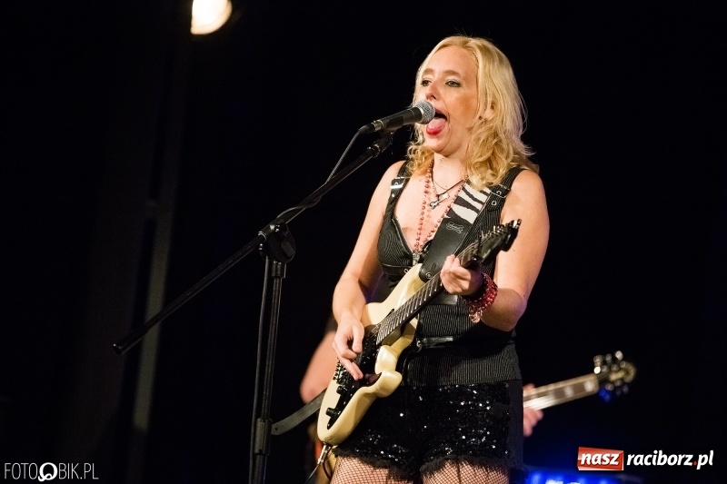 Zdjęcie w galerii na portalu naszraciborz.pl: Vanesa Harbek Band na scenie DK Strzecha wiadomości z regionu