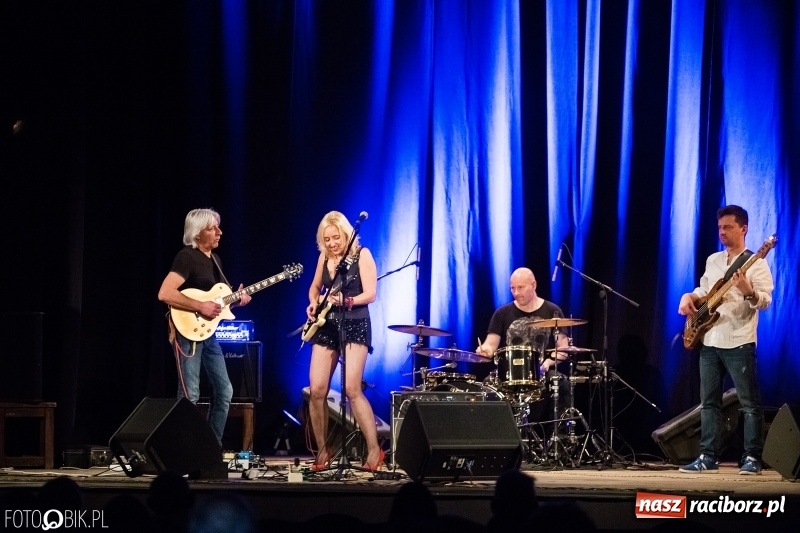 Zdjęcie w galerii na portalu naszraciborz.pl: Vanesa Harbek Band na scenie DK Strzecha wiadomości z regionu