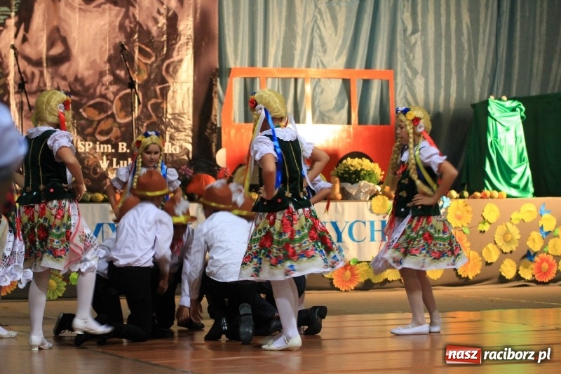 Zdjęcie w galerii na portalu naszraciborz.pl: U sąsiadów. Szkoła w Lubomi świętowała 50-lecie! Były wspomnienia i życzenia wiadomości z regionu