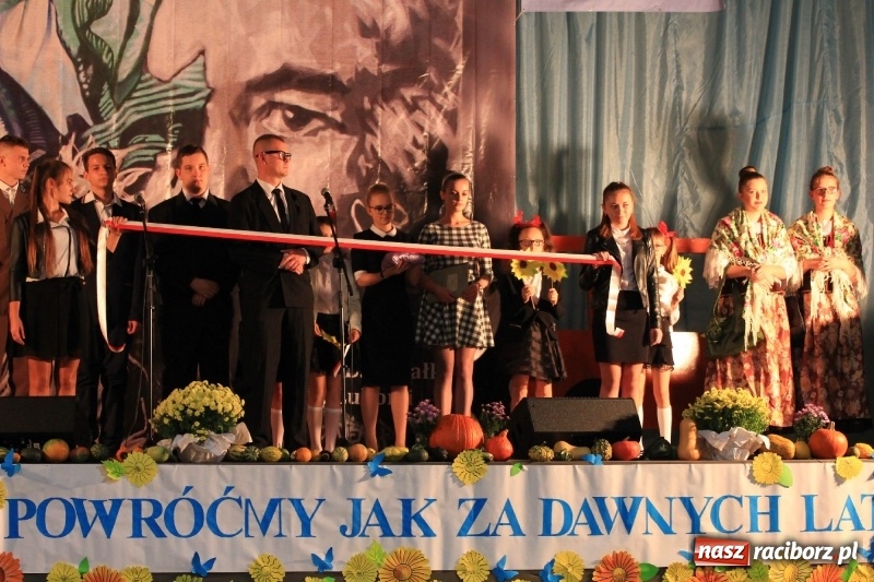 Zdjęcie w galerii na portalu naszraciborz.pl: U sąsiadów. Szkoła w Lubomi świętowała 50-lecie! Były wspomnienia i życzenia wiadomości z regionu