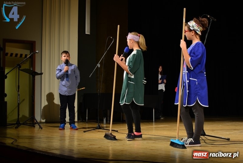 Zdjęcie w galerii na portalu naszraciborz.pl: SP4 świętowała Dzień Edukacji Narodowej w RCK wiadomości z regionu