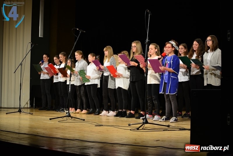 Zdjęcie w galerii na portalu naszraciborz.pl: SP4 świętowała Dzień Edukacji Narodowej w RCK wiadomości z regionu