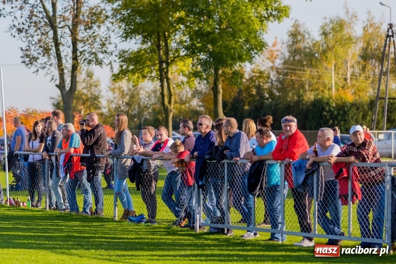 Zdjęcie w galerii na portalu naszraciborz.pl: Gminne derby dla Borucina. Kibice obejrzeli aż osiem bramek wiadomości z regionu