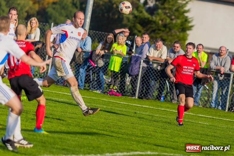 Zdjęcie w galerii na portalu naszraciborz.pl: Gminne derby dla Borucina. Kibice obejrzeli aż osiem bramek wiadomości z regionu