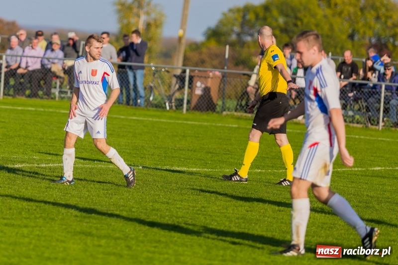 Zdjęcie w galerii na portalu naszraciborz.pl: Gminne derby dla Borucina. Kibice obejrzeli aż osiem bramek wiadomości z regionu