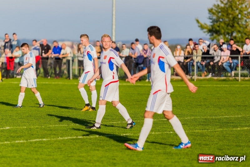 Zdjęcie w galerii na portalu naszraciborz.pl: Gminne derby dla Borucina. Kibice obejrzeli aż osiem bramek wiadomości z regionu