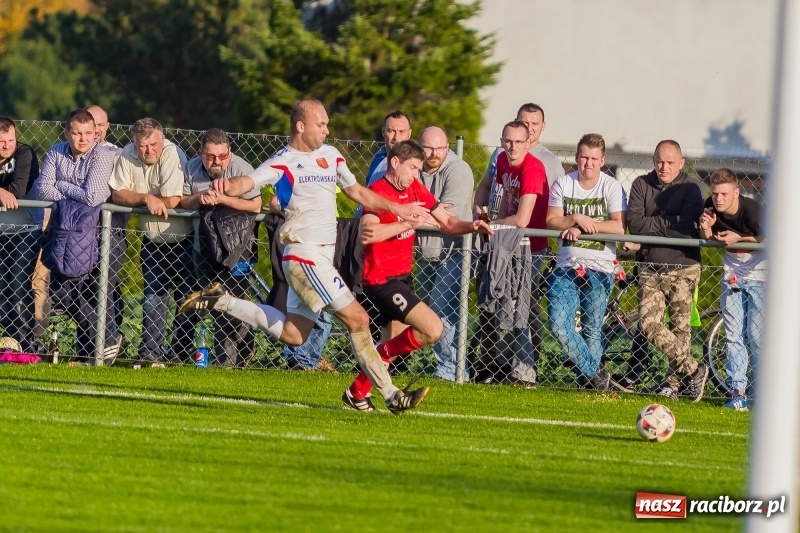 Zdjęcie w galerii na portalu naszraciborz.pl: Gminne derby dla Borucina. Kibice obejrzeli aż osiem bramek wiadomości z regionu