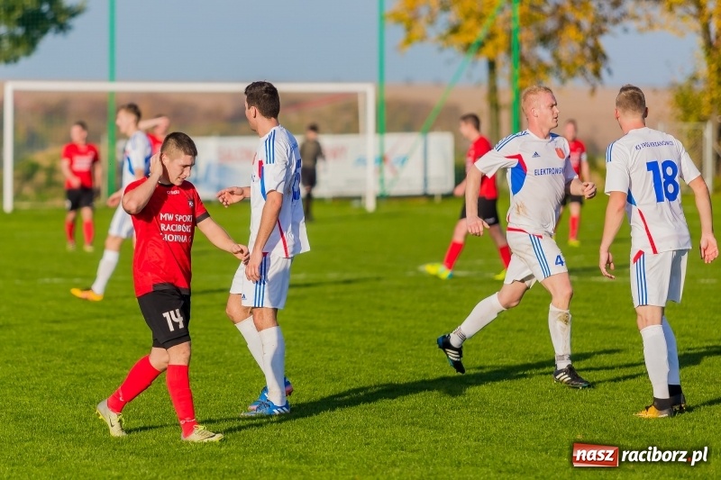 Zdjęcie w galerii na portalu naszraciborz.pl: Gminne derby dla Borucina. Kibice obejrzeli aż osiem bramek wiadomości z regionu