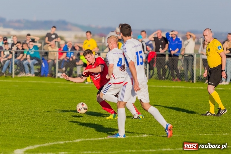 Zdjęcie w galerii na portalu naszraciborz.pl: Gminne derby dla Borucina. Kibice obejrzeli aż osiem bramek wiadomości z regionu