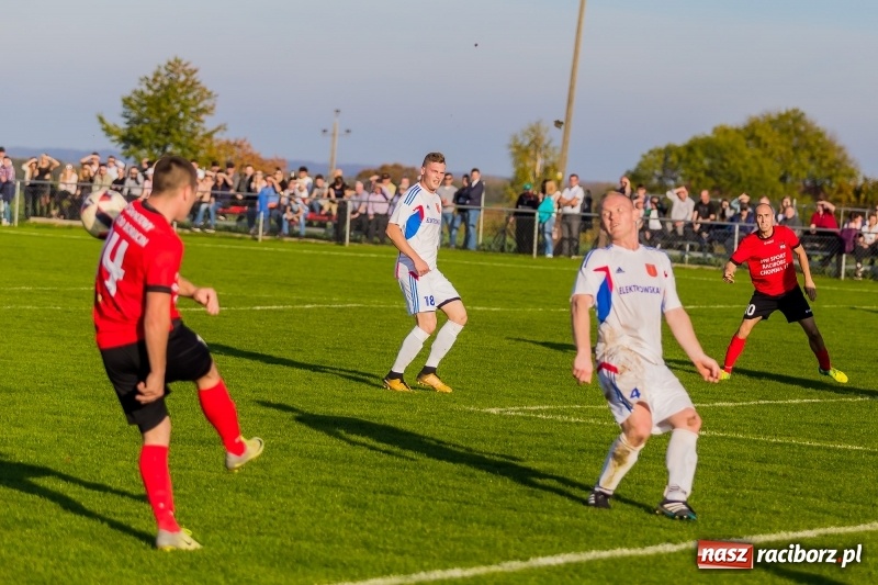 Zdjęcie w galerii na portalu naszraciborz.pl: Gminne derby dla Borucina. Kibice obejrzeli aż osiem bramek wiadomości z regionu
