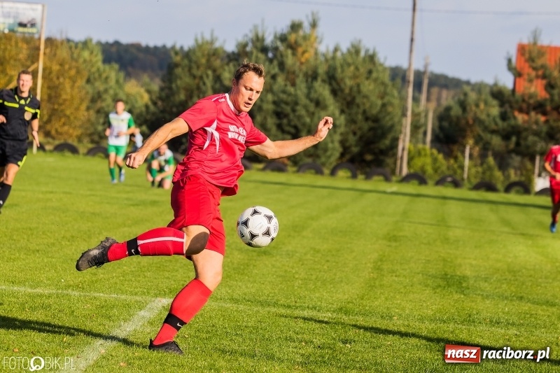 Zdjęcie w galerii na portalu naszraciborz.pl: Gorzyce lepsze od Płomienia. Czarni liderem raciborskiej A klasy wiadomości z regionu