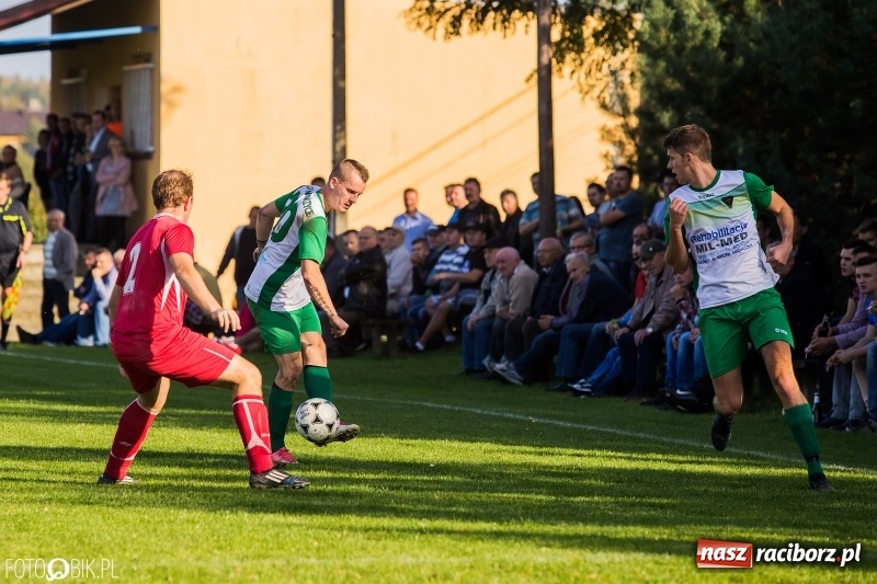 Zdjęcie w galerii na portalu naszraciborz.pl: Gorzyce lepsze od Płomienia. Czarni liderem raciborskiej A klasy wiadomości z regionu