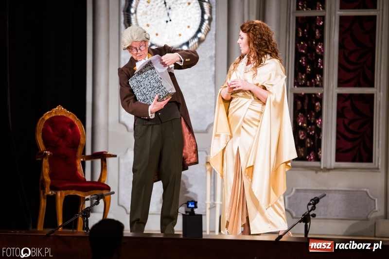 Zdjęcie w galerii na portalu naszraciborz.pl: Zemsta Nietoperza na deskach sceny Raciborskiego Centrum Kultury wiadomości z regionu