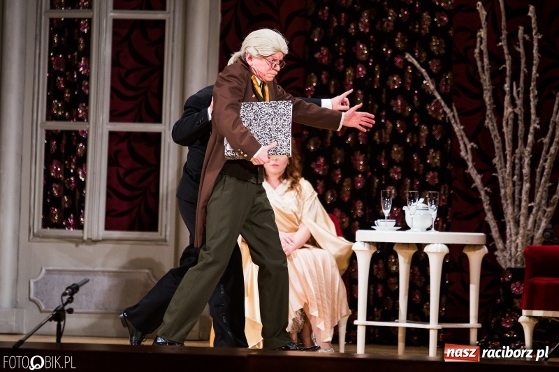 Zdjęcie w galerii na portalu naszraciborz.pl: Zemsta Nietoperza na deskach sceny Raciborskiego Centrum Kultury wiadomości z regionu