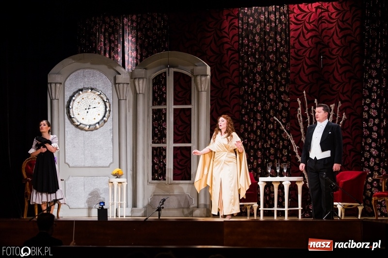 Zdjęcie w galerii na portalu naszraciborz.pl: Zemsta Nietoperza na deskach sceny Raciborskiego Centrum Kultury wiadomości z regionu