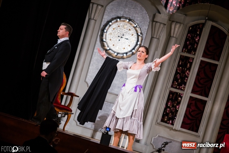 Zdjęcie w galerii na portalu naszraciborz.pl: Zemsta Nietoperza na deskach sceny Raciborskiego Centrum Kultury wiadomości z regionu