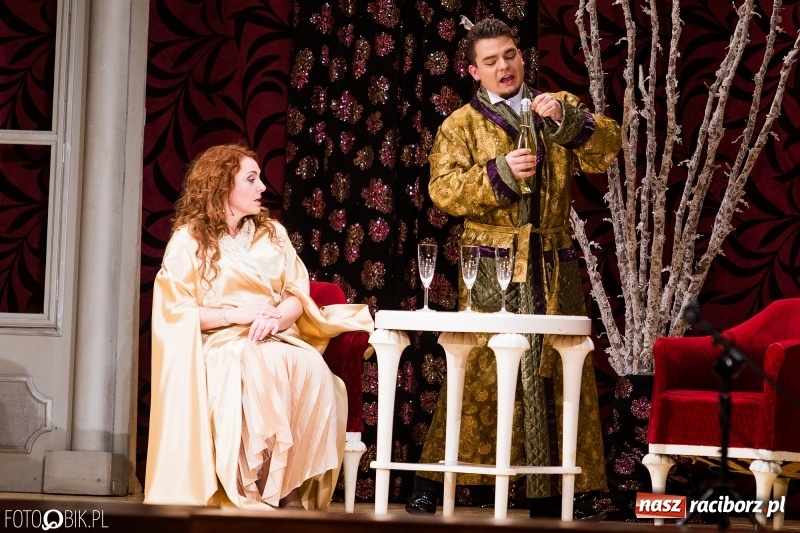 Zdjęcie w galerii na portalu naszraciborz.pl: Zemsta Nietoperza na deskach sceny Raciborskiego Centrum Kultury wiadomości z regionu