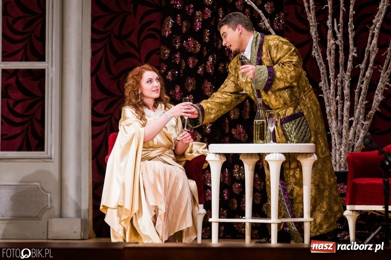 Zdjęcie w galerii na portalu naszraciborz.pl: Zemsta Nietoperza na deskach sceny Raciborskiego Centrum Kultury wiadomości z regionu