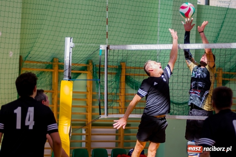 Zdjęcie w galerii na portalu naszraciborz.pl: JP Telebim RLPS: Dwa tie-breaki i przerwany mecz kobiet wiadomości z regionu