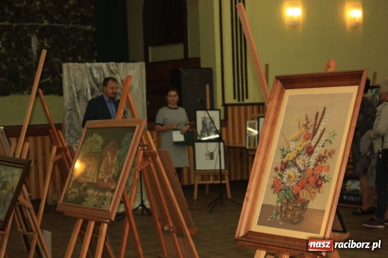 Zdjęcie w galerii na portalu naszraciborz.pl: Wystawa prac artystów gminy Krzanowice w DK Borucin wiadomości z regionu