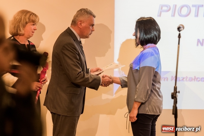 Zdjęcie w galerii na portalu naszraciborz.pl: Powiatowe święto edukacji narodowej na zamku. Awanse, nagrody i wyróżnienia  wiadomości z regionu