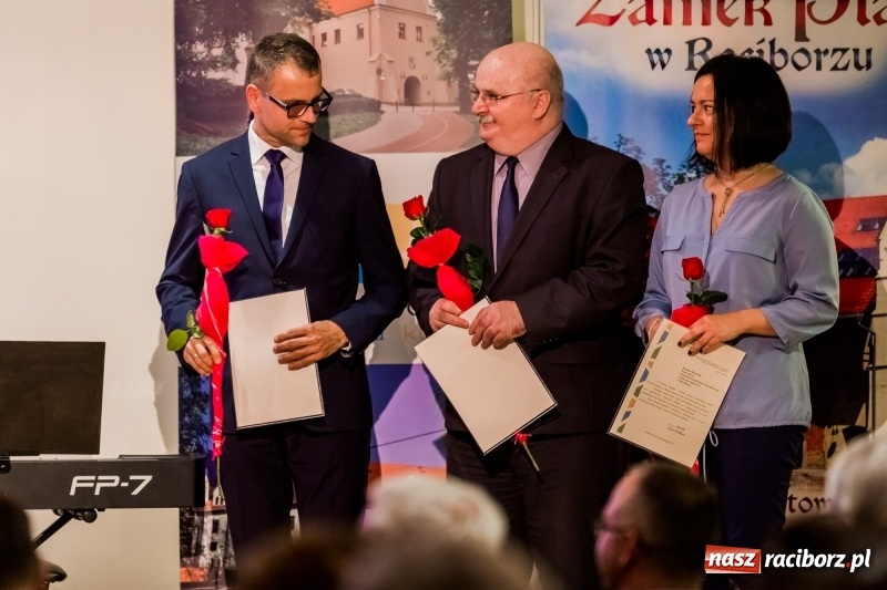 Zdjęcie w galerii na portalu naszraciborz.pl: Powiatowe święto edukacji narodowej na zamku. Awanse, nagrody i wyróżnienia  wiadomości z regionu