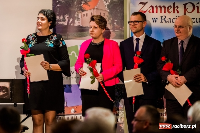 Zdjęcie w galerii na portalu naszraciborz.pl: Powiatowe święto edukacji narodowej na zamku. Awanse, nagrody i wyróżnienia  wiadomości z regionu