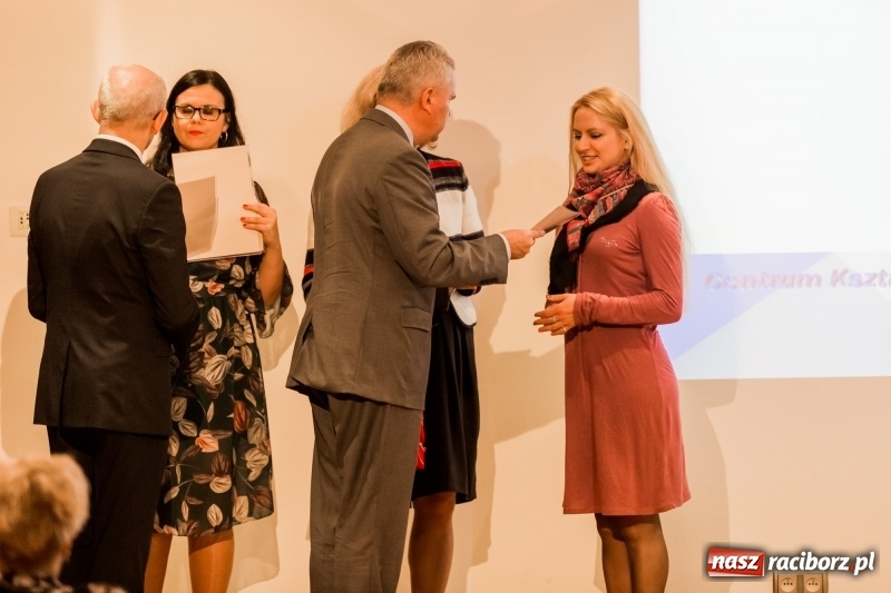 Zdjęcie w galerii na portalu naszraciborz.pl: Powiatowe święto edukacji narodowej na zamku. Awanse, nagrody i wyróżnienia  wiadomości z regionu